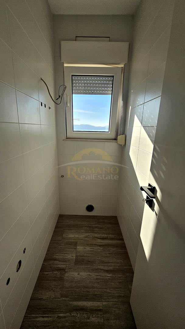 Appartamento trilocale a Okrug Gornji/Čiovo con ampia terrazza, garage e vista mare